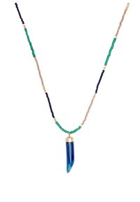 Collana con un pendente blu e un cappuccio dorato, incastonata con perline multicolori in verde, blu navy e beige, che mostrano diverse texture.