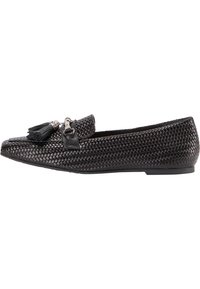 Sorte vævede loafers med kvast og metalaccent. Flad sål, rund tå, struktureret overflade, med et lavskåret kravedesign.