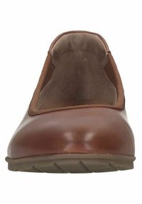 Bruine leren schoen met een ronde neus, lage zijkanten en een gestructureerde binnenzool. Beschikt over een flexibele rubberen zool voor comfort en grip.