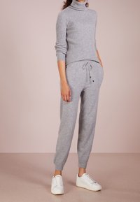 Repeat Sweter