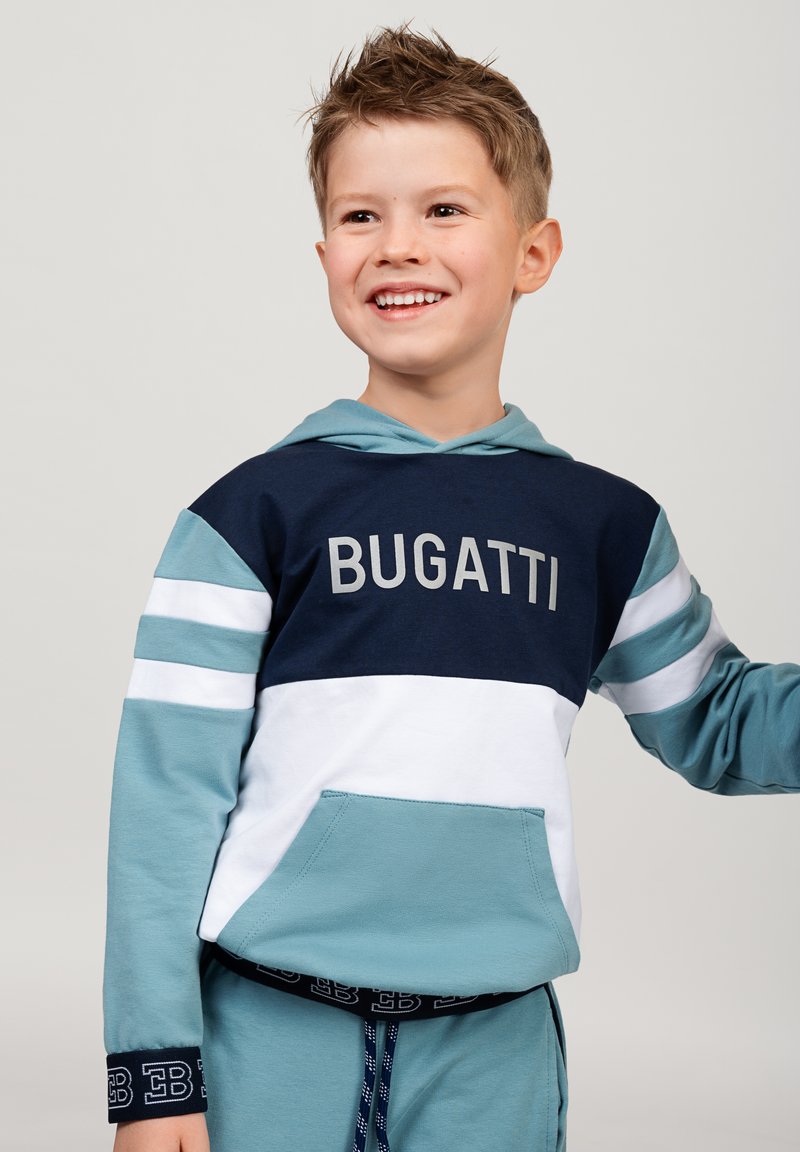 Felpa a righe blu e bianche con testo grigio "BUGATTI", tasca anteriore e pantaloni abbinati. Colore di accento sui polsini e sulla vita.