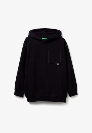 Sudadera negra con capucha hecha de tejido suave, con un bolsillo frontal, detalles de costuras blancas contrastantes y puños acanalados.