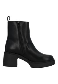 Botas negras de tobillo hechas de material sintético liso. Cuentan con un cierre lateral, tacón ancho y punta redondeada. La base plana de la plataforma añade altura.