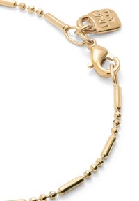 Pulsera de oro con una mezcla de cuentas ovaladas y esféricas, que presenta un cierre de langosta y un colgante en forma de etiqueta de oro. Acabado suave y brillante.