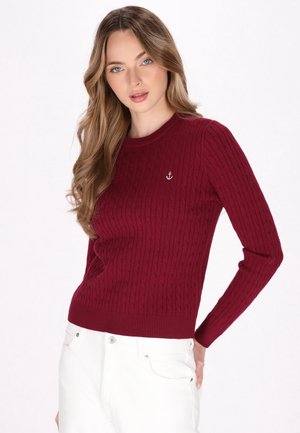 Burgunderfarbenes Strickpullover mit einem Zopfmuster, Rundhalsausschnitt und gerippten Bündchen. Enthält ein kleines weißes Ankeremblem auf der Brust.