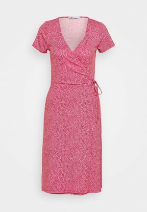 Czerwona sukienka o kroju rapowym z krótkimi rękawami, z dekoltem w kształcie litery V i teksturowanym wzorem. Posiada pasek w talii do regulacji dopasowania.