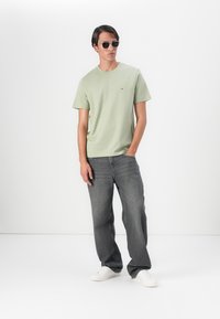 Tommy Hilfiger SEASONAL SOLID TEE - Jednoduché tričko - earth sage