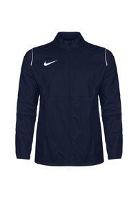 Veste coupe-vent bleu marine avec un col montant, fermeture éclair complète et logo Nike blanc sur la poitrine gauche. Présente des accents blancs sur les épaules.