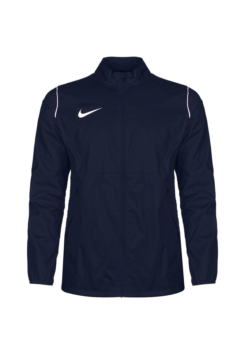 Veste coupe-vent bleu marine avec un col montant, fermeture éclair complète et logo Nike blanc sur la poitrine gauche. Présente des accents blancs sur les épaules.