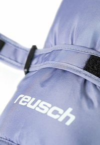 Lila kangaskäsine, jossa on pehmustettu muotoilu, mustalla tarranauhalla ja valkoisella logotekstillä varustettuna. Silkkinen pinta ja ommeltuja yksityiskohtia.