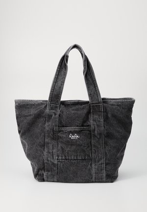 Bolsa de lona preta em denim com alças duplas robustas, bolso frontal e costura branca. Apresenta um logotipo "lala BERLIN" na frente.