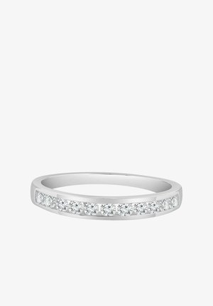 Ümar teemantidega sõrmus, millel on poleeritud valgest metallist raam ning mitmed väikesed, selged teemandid reas üle vasaku serva.