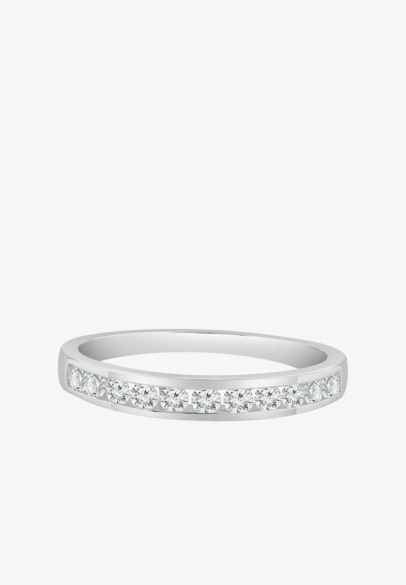 Anillo de banda con diamantes redondos que presenta un engaste de metal blanco pulido, con múltiples diamantes pequeños y claros colocados en fila a lo largo de la parte superior.