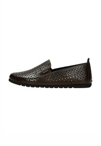 Scarpa slip-on marrone perforata con punta arrotondata, suola in gomma e design senza cuciture per la ventilazione. Presenta un discreto marchio di fabbrica sul lato.