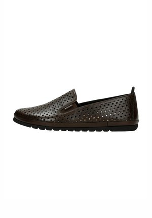 Hnědé perforované slip-on boty s kulatou špičkou, gumovou podešví a bezšvovým designem pro ventilaci. Obsahují decentní branding po straně.