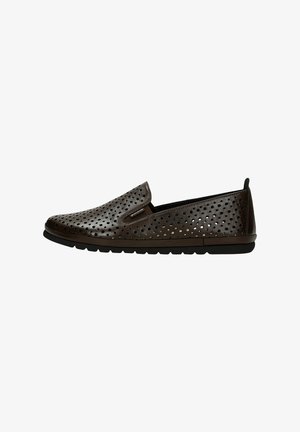 Scarpa slip-on marrone perforata con punta arrotondata, suola in gomma e design senza cuciture per la ventilazione. Presenta un discreto marchio di fabbrica sul lato.