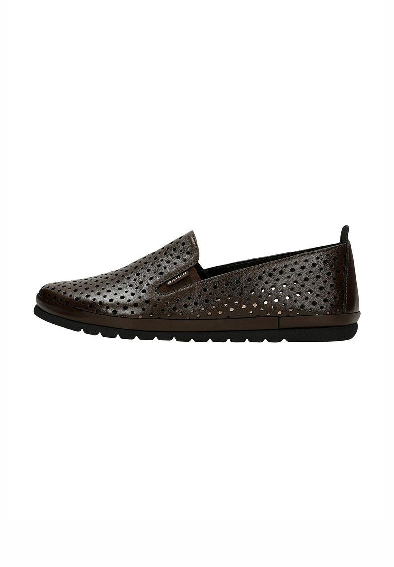 Scarpa slip-on marrone perforata con punta arrotondata, suola in gomma e design senza cuciture per la ventilazione. Presenta un discreto marchio di fabbrica sul lato.