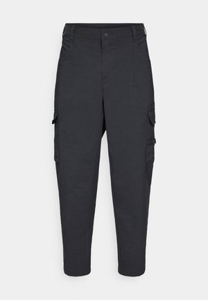 Μαύροι cargo παντελόνια από βαμβακερό μείγμα. Διαθέτουν πλαϊνές τσέπες, φερμουάρ στο μπροστινό μέρος και σχεδιασμό με ελαφρώς στενό καβάλο στο πόδι.