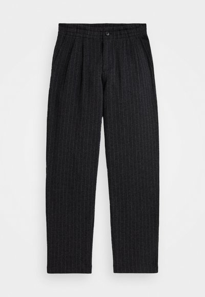Μαύρο παντελόνι με ρίγες από υφασμάτινη ύφανση, με κουμπί κλεισίματος και σχέδιο φαρδιών ποδιών με πτυχές μπροστά.