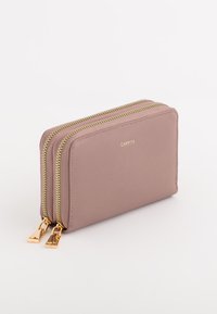 Billetera de cuero texturizado rosa con dos compartimentos con cremallera dorada y un logo de la marca en el frente. Cuenta con acentos de hardware dorado.