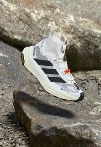 Unselected, footwear white/core black/off white