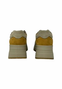 Sneaker in suede e pelle in tonalità beige e marrone chiaro. Presentano una suola spessa con dettagli testurizzati e un bordo superiore ondulato. Vista posteriore che mette in evidenza il contrasto di colore.