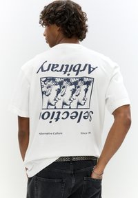 PULL&BEAR - SELECTION ARBITRARY  - Print T-shirt - white Thumbnail Image 1