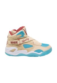 Wysokie sneakersy z beżową zamszową cholewką, niebieskimi siateczkowymi wstawkami i czerwonymi akcentami. Zawierają regulowany pasek oraz wyściełany kołnierz dla wsparcia.