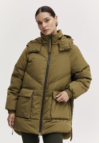 Olijfgroene pufferjack met een hoge kraag, ritsluiting, voorzakken en elastische manchetten. Gequilt ontwerp voegt textuur en warmte toe.