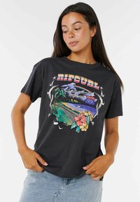 Camiseta de algodón negra con un diseño gráfico colorido de palmeras, un camino sinuoso y flores, con el texto "Ripcurl" en letras negritas.