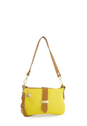 Żółta skórzana torebka z brązowym paskiem i klamrą, złotym okuciem oraz małym okrągłym breloczkiem przy zamku.