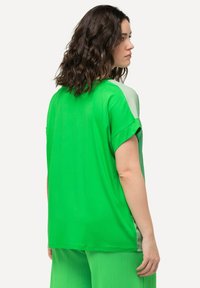 Ulla Popken BLOCK DROP SHOULDER - Printtipaita - parsley