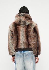Jachetă cu glugă din blană artificială, cu un model multicolor în nuanțe de maro, crem și gri. Mansete și tiv ajustate, cu o bandă întunecată în contrast.