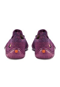 Fioletowe, dziane buty wsuwane z teksturowaną cholewką, gumowymi podeszwami i detalem logo na pięcie. Minimalistyczny design, lekka konstrukcja.