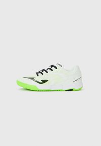 Scarpa sportiva bianca e verde neon con tomaia in mesh testurizzato, accenti neri sui lati e design leggero per agilità.