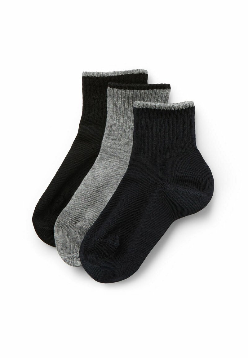 Trzy pary krótkich skarpetek w kolorach czarnym, ciemnoszarym i jasnoszarym. Ściągaczowy wzór, z podwiniętymi górnymi krawędziami oraz wzmocnionymi piętami i palcami.