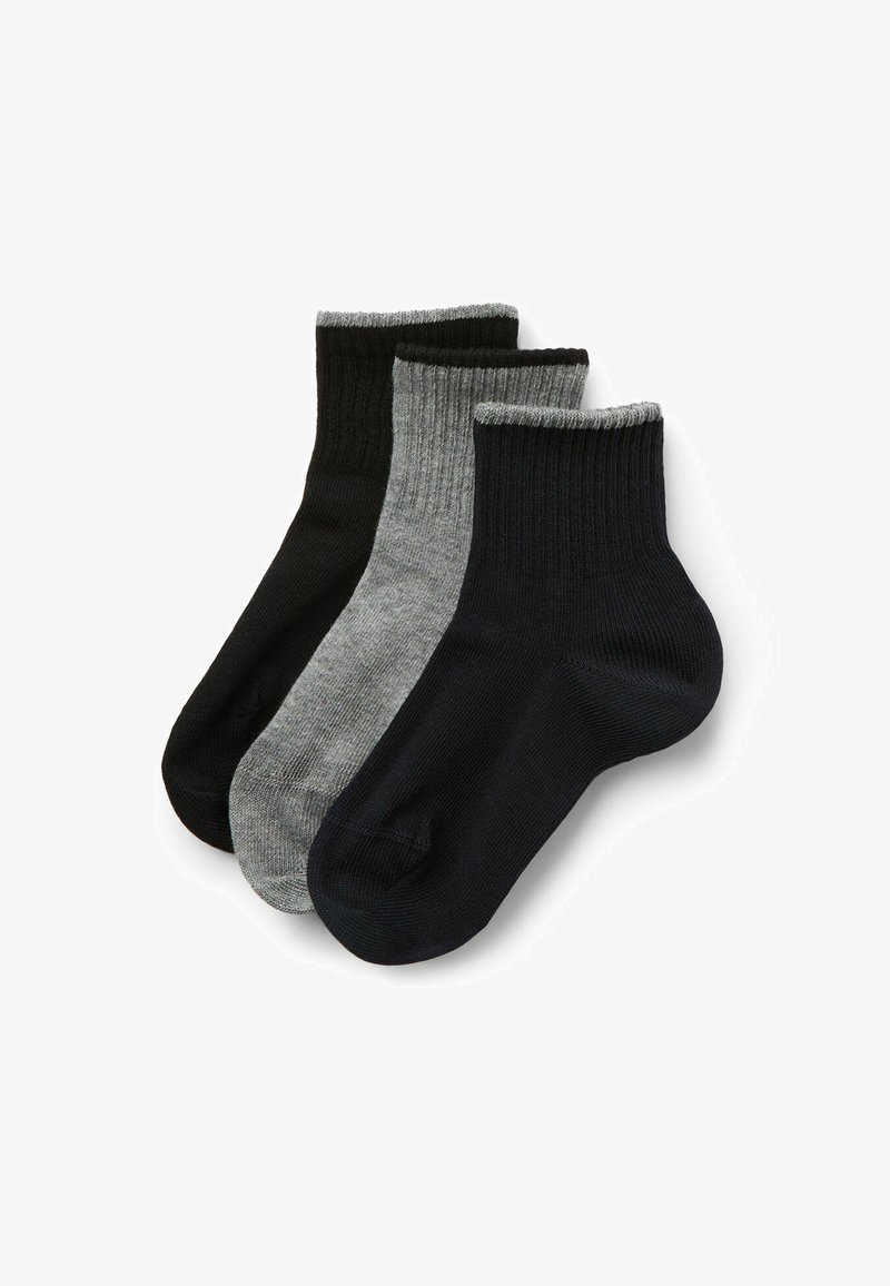 Trois paires de chaussettes courtes en noir, gris foncé et gris clair. Texture côtelée, avec des bords repliés et des talons et orteils renforcés.
