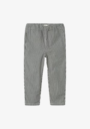 Pantalones cortos de rayas en blanco y negro con cinturilla elástica. Tela ligera, piernas rectas y sin bolsillos visibles.