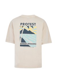 Beige katoenen T-shirt met een grafische print. De tekst leest "PROTEST SUNSET SESSIONS," met een gestileerde zonsondergang en palmbomen. Korte mouwen.