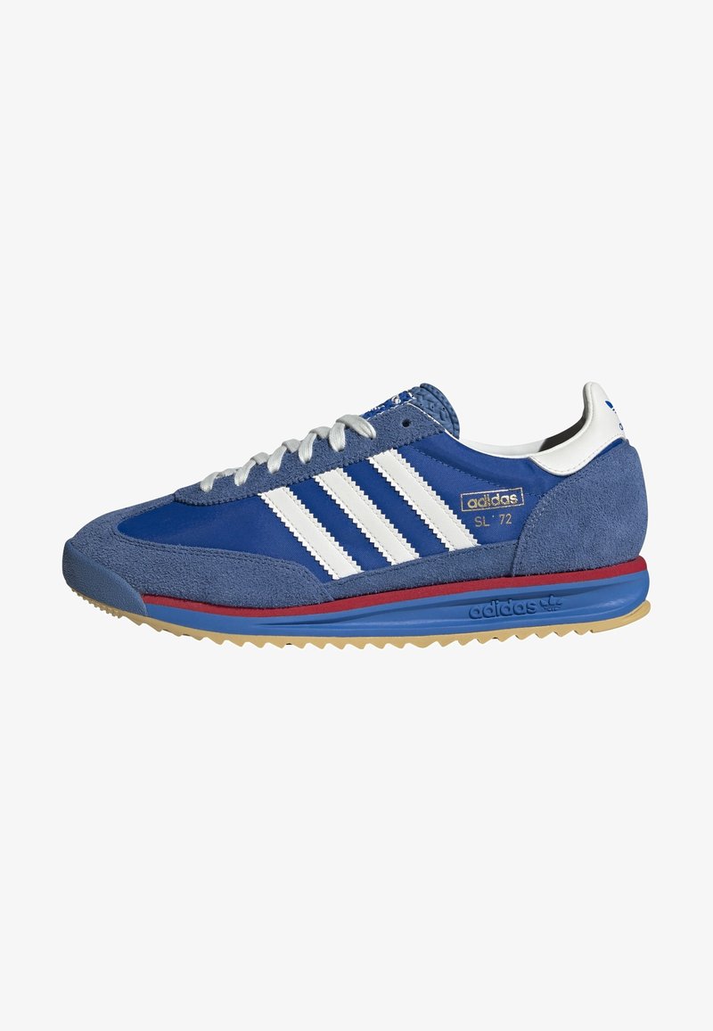 Niebieski sneaker Adidas SL 72 z białymi paskami, białymi sznurowadłami, zamszowymi nakładkami, czerwoną i niebieską podeszwą oraz złotym logo "adidas SL 72" z boku.
