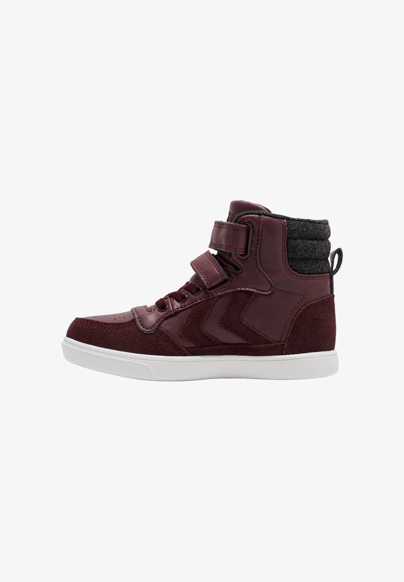 Bordeauxfarbene High-Top-Sneaker mit Leder- und Wildlederpaneelen, weißer Gummisohle, zwei verstellbaren Klettverschlüssen und kontrastierendem grauem textilem Kragen.
