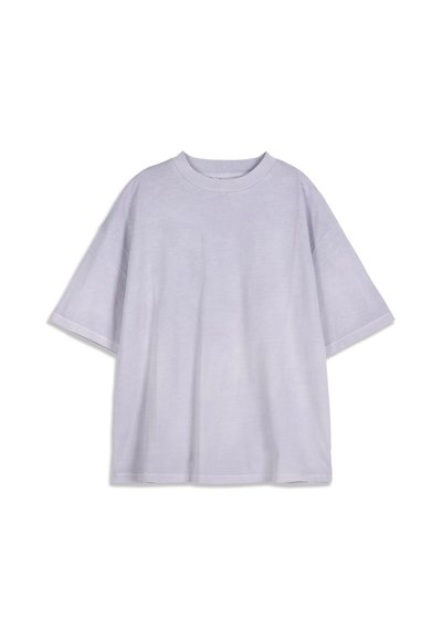 T-shirt ample en coton violet clair à manches courtes avec col rond, présenté sur un fond blanc.
