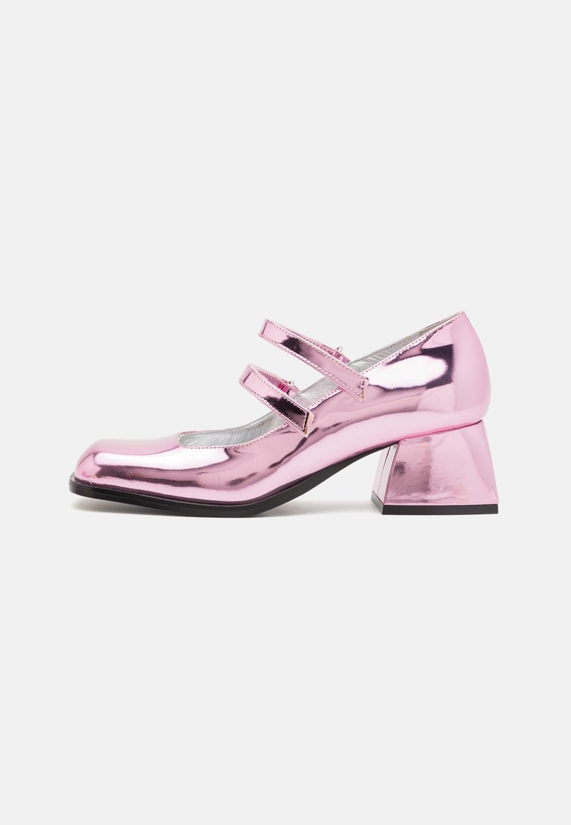Pantofi Mary Jane din piele patenta roz, cu două curele ajustabile, vârf pătrat și toc geometric bloc. Suprafață netedă, strălucitoare.