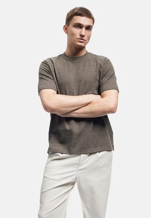 - T-shirt basic