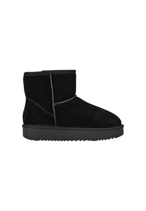 Sort ruskind ankle boot med flad gummisål og synlige syninger, designet til afslappet brug og koldt vejr.
