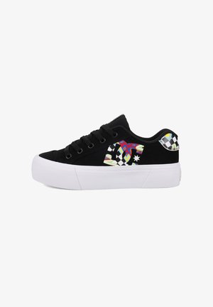 Zapatillas negras con suela blanca, que presentan un colorido diseño de tablero de ajedrez y patrones abstractos en el lateral, hechas de una tela texturizada con cordones.