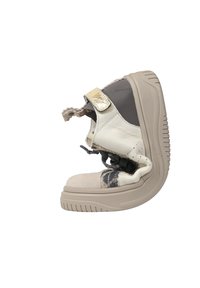 Hoge sneaker met een wit en grijs leren bovenwerk, beige suède neus, gouden metallic accent en een structuur rubberen zool. Voorzien van een klittenbandsluiting.