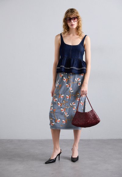 Τζιν peplum τοπ, κεντημένη γκρι φούστα με λουλουδάτο μοτίβο, μαύρες ψηλές γόβες και μπορντώ πλεκτό τσαντάκι. Καθαρές υφές και χρώματα.