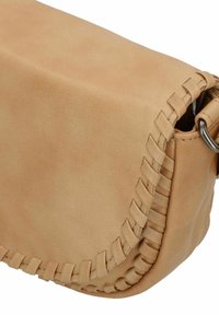 Borsa a spalla in pelle tan con una texture liscia, forma arrotondata e dettaglio intrecciato decorativo lungo il bordo. Completano il design i dettagli in metallo argentato.
