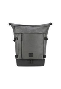 Mochila de rollo gris hecha de material sintético texturizado con correas ajustables y un bolsillo con cremallera en la parte frontal. Presenta una base negra sólida.